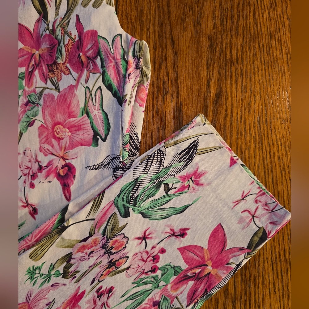 Insight Floral Patterned Stretch Capris - Picture 7 of 8